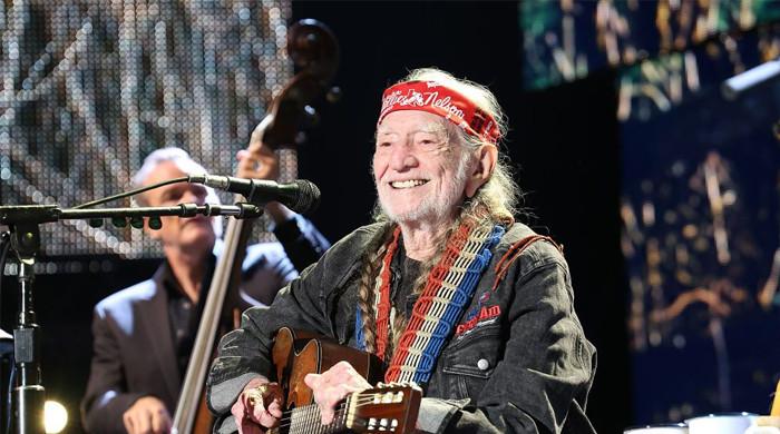 Willie Nelson takes the stage with moving 'Rainbow Connection' cover