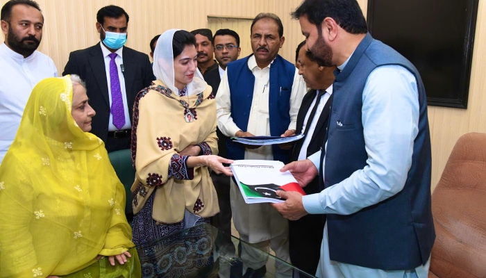 Pakistan Peoples Party (PPP) leader Aseefa Bhutto Zardari is submitting her nomination papers to the RO in Shaheed Benazirabad on March 17. 2024. —@AseefaBZ/X