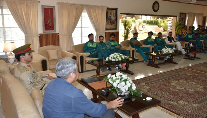 پاکستان کرکٹ بورڈ (پی سی بی) کے چیئرمین محسن نقوی یکم اپریل 2024 کو کاکول میں پاکستان ملٹری اکیڈمی میں قومی مرد ٹیم کے کھلاڑیوں سے ملاقات کر رہے ہیں۔ - پی سی بی