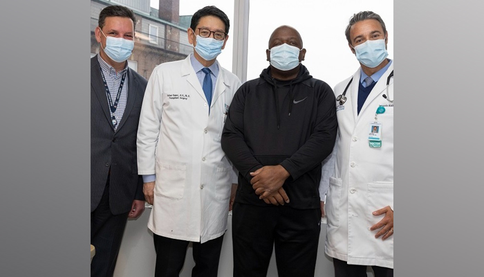 4 اپریل 2024 کو ہسپتال میں سرجنوں کے ساتھ ریک سلی مین کی تصویر۔ — X/@MassGeneralNews
