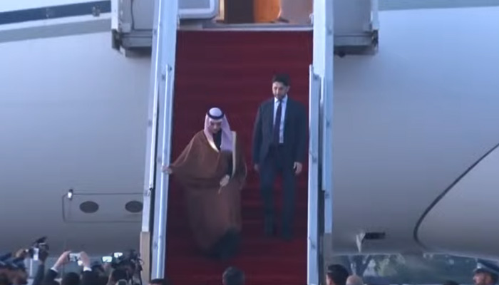سعودی وزیر خارجہ شہزادہ فیصل بن فرحان بن عبداللہ 15 اپریل 2024 کو دو روزہ سرکاری دورے پر اسلام آباد پہنچنے کے بعد اپنے طیارے سے باہر آئے۔ - جیو نیوز