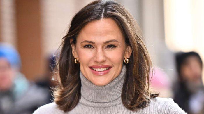 Jennifer Garner celebrates 52 birthday with hilarious oven mitts dance