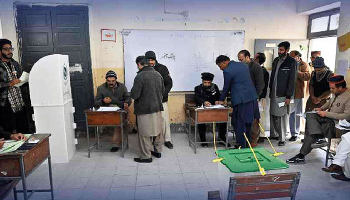 21 اپریل 2024 کو ضمنی انتخابات کے لیے ووٹ ڈالنے کے لیے ووٹرز قطار میں کھڑے ہیں۔ - ریڈیو پاکستان