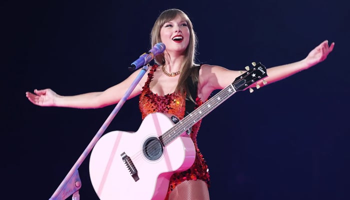 Taylor Swift tackles wardrobe malfunction at Eras Tour concert