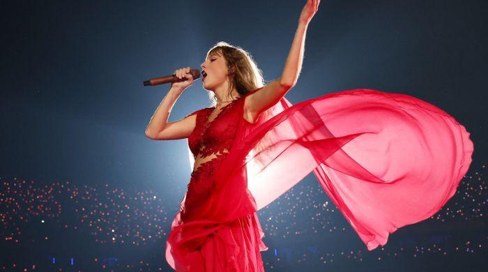 Taylor Swift catches fans' kisses during 'August' performance