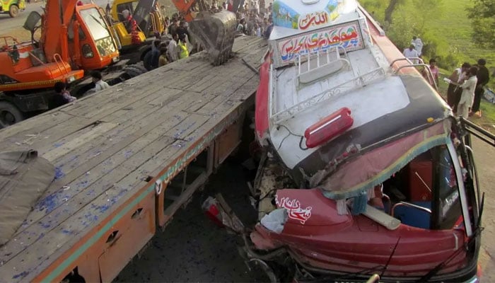 28 dead after bus overturns in Balochistans Washuk