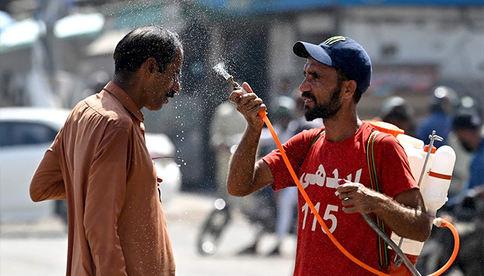 Scorching heatwave grips Karachi, again, as mercury soars to 39.5°C