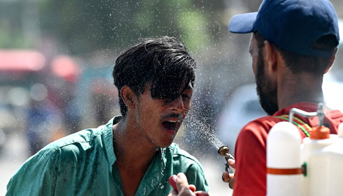 کراچی آئندہ 24 گھنٹوں کے دوران شدید گرم اور مرطوب رہے گا۔