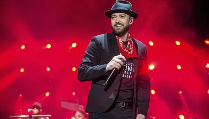 Justin Timberlake disrupts concert for a fan in trouble