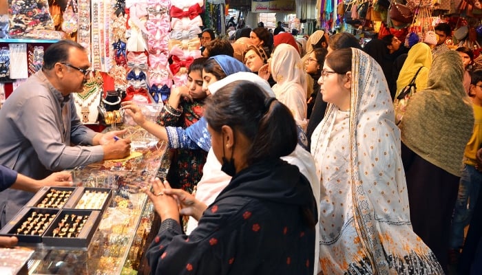 Saving, investment power of Pakistanis sees boost: survey