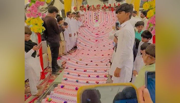 WATCH: Groom wears 30-foot-long currency garland