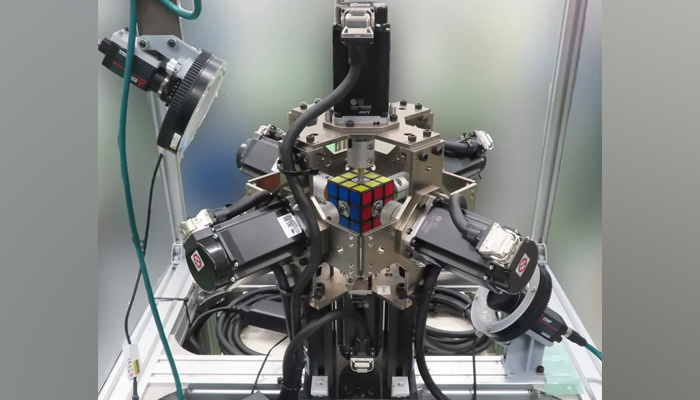 Robot makes new puzzle-solving record surpassing humans