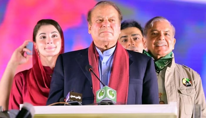 PML-N supremo Nawaz Sharif (centre) arrives on stage alongside Shehbaz Sharif (right) and Maryam Nawaz to address a rally at Minar-e-Pakistan in Lahore on Saturday, October 21, 2023. —X@PML-N