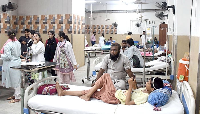 Paramedical staff giving medical treatment to the affected people of heatwave at a hospital in Karachi in this photo taken on May 23, 2024. — Online