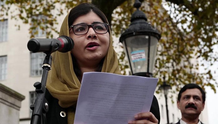 پاکستانی کارکن اور سب سے کم عمر نوبل انعام یافتہ ملالہ یوسفزئی کو اس نامعلوم تصویر میں سامعین سے خطاب کرتے ہوئے دیکھا جا سکتا ہے۔  — انسٹاگرام/@ملالہ