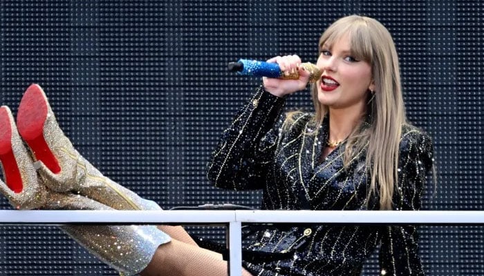 Taylor Swift turns to dirty tricks to be at No.1?