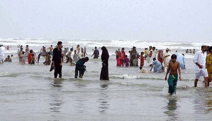 A large crowd of people visit Karachi beach during an eid day. APP/File
