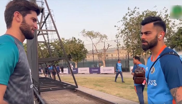 پاکستان کے تیز گیند باز شاہین شاہ آفریدی (بائیں) 25 اگست 2022 کو جاری ہونے والی اس ویڈیو میں ہندوستان کے ویرات کوہلی کے ساتھ بات چیت کر رہے ہیں۔ — فیس بک/پاکستان کرکٹ ٹیم کے ذریعے اسکرین گراب