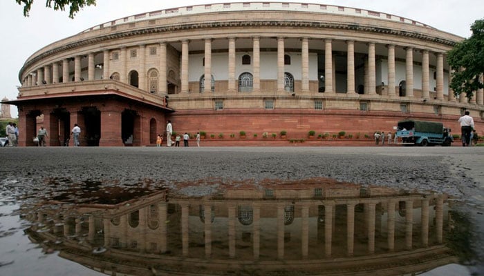 2 جولائی 2009 کو نئی دہلی میں بجٹ اجلاس کے افتتاحی دن بھارتی پارلیمنٹ کی عمارت کا ایک منظر دیکھا گیا۔