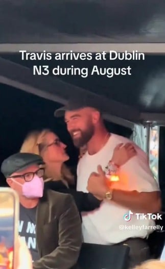Taylor Swift fans slam Julia Roberts for getting close to Travis Kelce