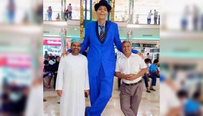 پاکستان کا سب سے لمبا آدمی ضیا رشید (درمیان)۔  - رپورٹر