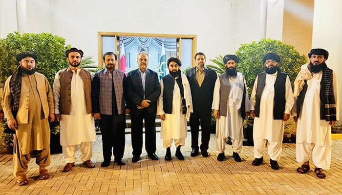 افغان طالبان کا وفد، پاکستانی سفارت کار دوحہ III کانفرنس کے موقع پر گروپ فوٹو کے لیے پوز دیتے ہوئے۔  — X/@Asif Durrani20