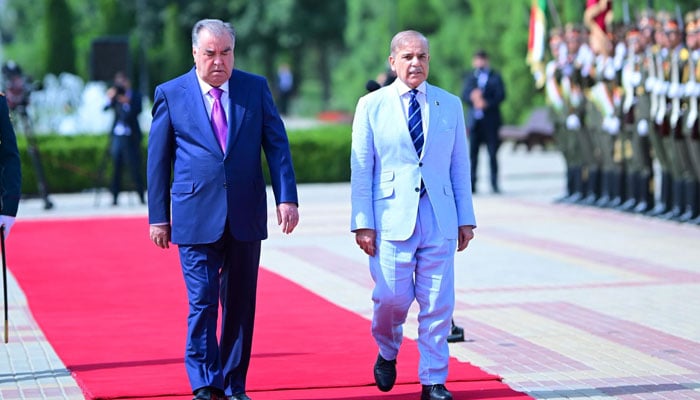 Prime Minister Shehbaz Sharif and President of Tajikistan Emomali Rahmon inspecting the guard of honour in Dushanbe on July 2, 2024. — PID