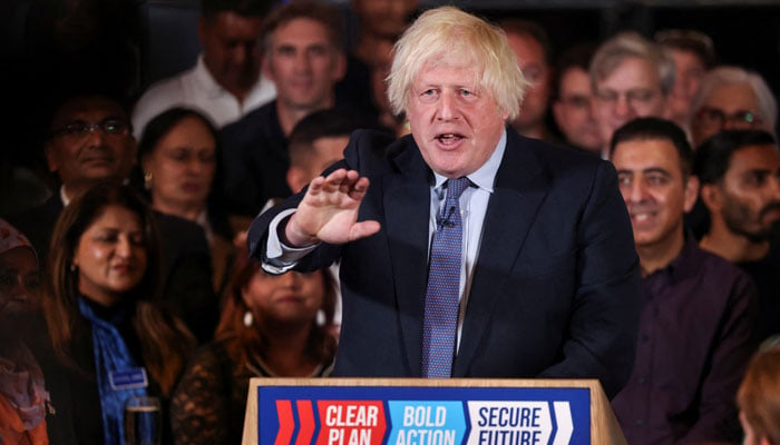 سابق برطانوی وزیر اعظم بورس جانسن اشارہ کر رہے ہیں جب وہ 2 جولائی 2024 کو لندن، برطانیہ میں کنزرویٹو عام انتخابات کی مہم کے ایک پروگرام کے دوران ایک مہم کے پروگرام میں برطانوی وزیر اعظم رشی سنک کی حمایت کر رہے ہیں۔ — رائٹرز