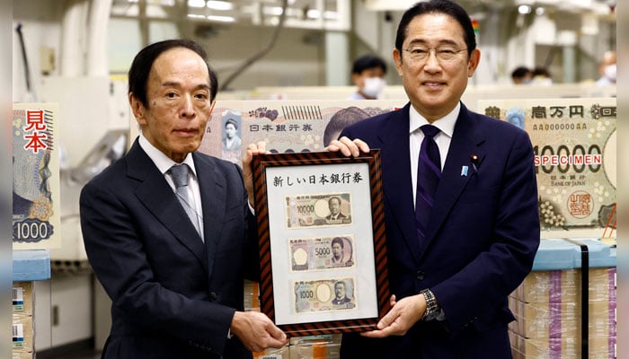 Japans Prime Minister Fumio Kishida (lright) shows new banknotes of 10,000 yen, 5,000 yen and 1,000 yen with Bank of Japan (BOJ) Governor Kazuo Ueda, at the BOJ headquarters in Tokyo, Japan July 3, 2024. — Rueters