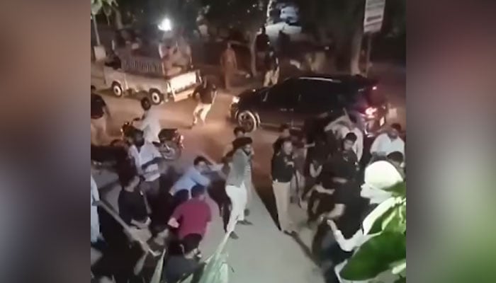 The picture shows scuffle between policemen and lawyers on Tuesday night in KarachisGulistan-e-Jauhar area on June 2, 2024. — Geo News