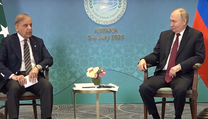 وزیر اعظم شہباز شریف (بائیں) 3 جولائی 2024 کو آستانہ میں روسی صدر ولادیمیر پوٹن سے ملاقات کر رہے ہیں۔ — یوٹیوب اسکرین گریب/جیو نیوز لائیو