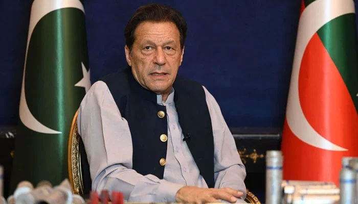 پاکستان تحریک انصاف کے بانی عمران خان 15 مارچ 2023 کو لاہور میں اپنی رہائش گاہ پر اے ایف پی کے ساتھ ایک انٹرویو کے دوران گفتگو کر رہے ہیں۔ - اے ایف پی