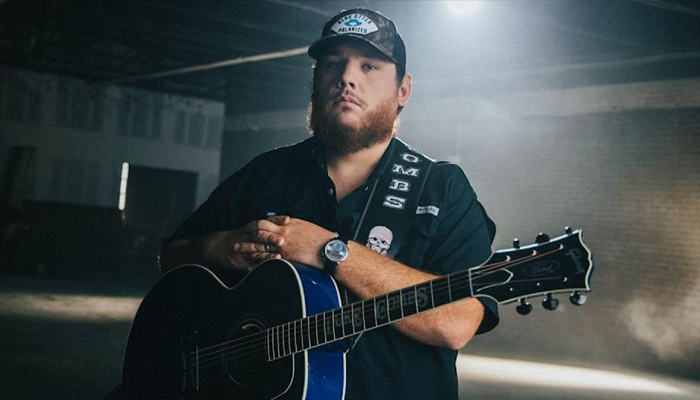 Luke Combs takes his family to Hall of Fame and Museum to have pictures