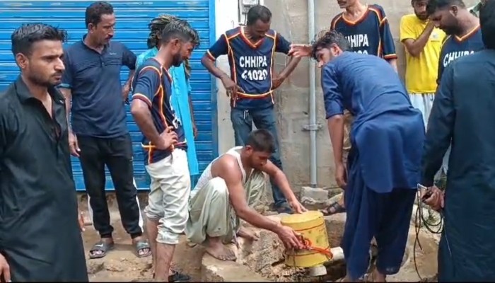 People carrying out rescue activity in Malirs Memon Goth area in Karachi on July 17, 2024. —Screengrab/ Reporter