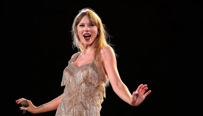 Photo: Overwhelmed Taylor Swift escaping stardom with Travis Kelce: Report