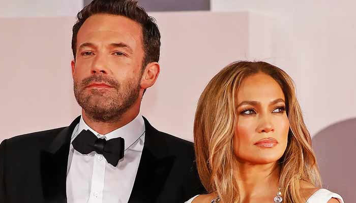 Ben Affleck wearing wedding ring out of fear of Jennifer Lopez?