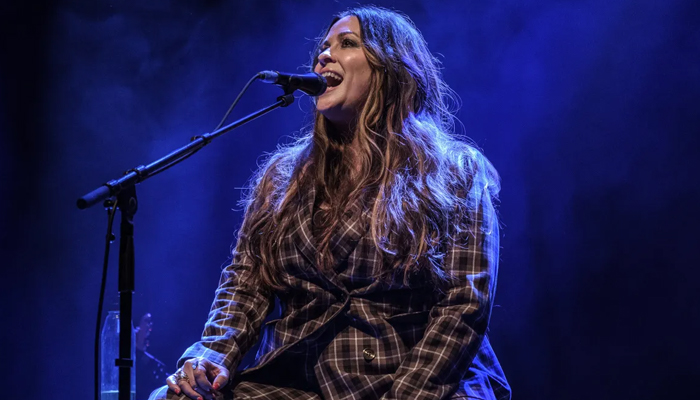 Alanis Morissette brings out THIS band for Ironic duet