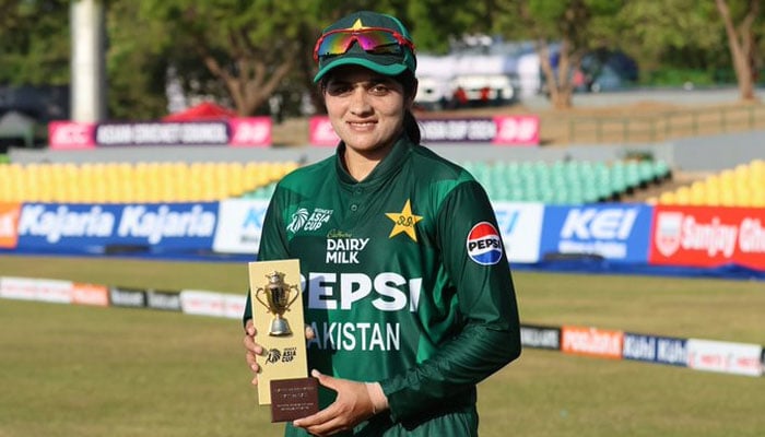 Pakistans batter Gul Feroza poses for photo with the Player of the Match award after the Green Shirts defeated the UAE Women in Womens T20 Asia Cup on July 23, 2024. — X/TheRealPCB