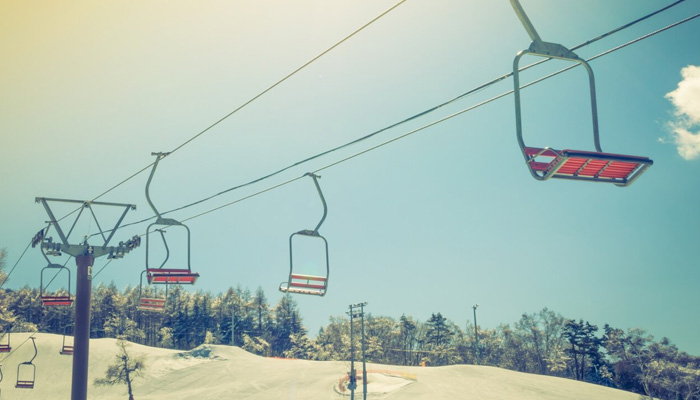 Representation image of chairlift over the mountain. — Freepik