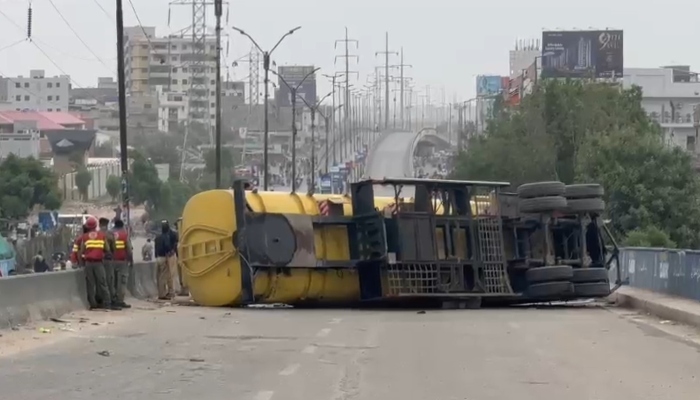 Oil tanker overturned on Baloch Colony bridge in Karachi, on July 25, 2024. — Reporter