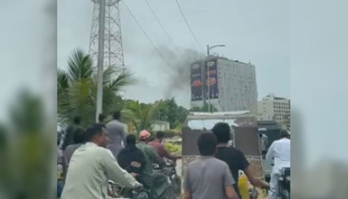 Commuters stuck in traffic jam due to fire at a building at Sharea Faisal on July 26, 2024. — Screengrab via X/@YusraSAskari