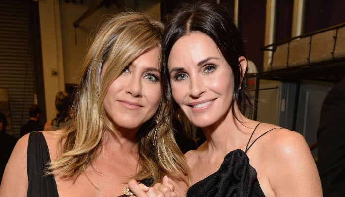 Photo: Jennifer Aniston helping Courtney Cox to fix THIS department: Source