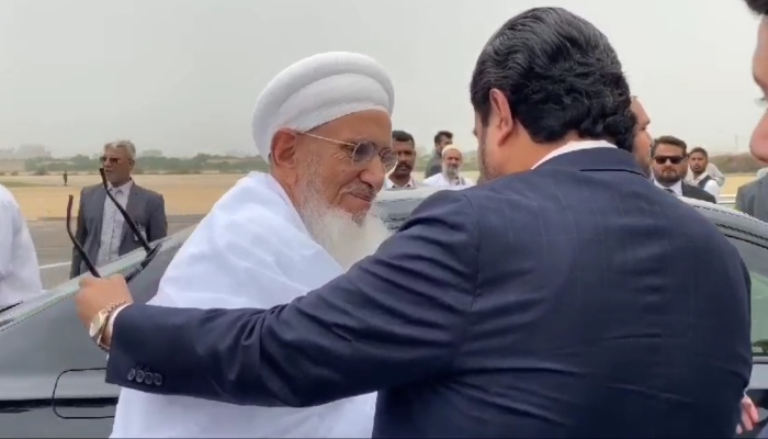 Sindh Governor Kamran Tessori shaking hand with Head of Dawoodi Bohra community Syedna Mufaddal Saifuddin in Karachi on July 27, 2024. —Screengrab/ Geo News