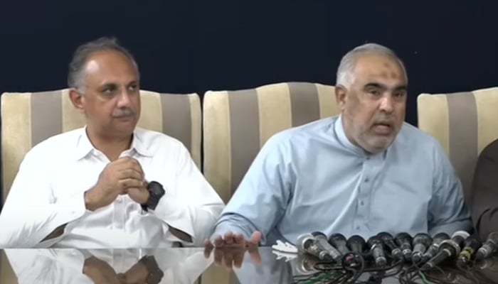 PTI Secretary Genera Omar Ayub Khan and former National Assembly speaker Asad Qaiser address a press conference inIslamabad on July 28, 2024. — Screengrab/GeoNews