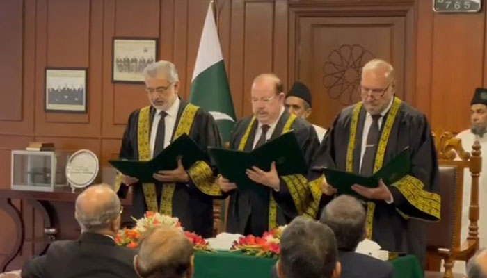 CJP Qazi Faez Isa (left) administers oath to Justices (retd) Sardar Tariq Masood (centre) and Mazhar Alam Miankhel as Supreme Courts ad hoc judges in Islamabad on July 29, 2024. — Screengrab/GeoNews