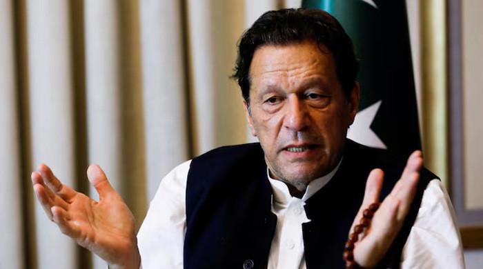 عمران خان پی ٹی آئی کے انکار کی نفی کرتے ہوئے 9 مئی کو جی ایچ کیو کی احتجاجی کال کے ساتھ کھڑے ہیں۔