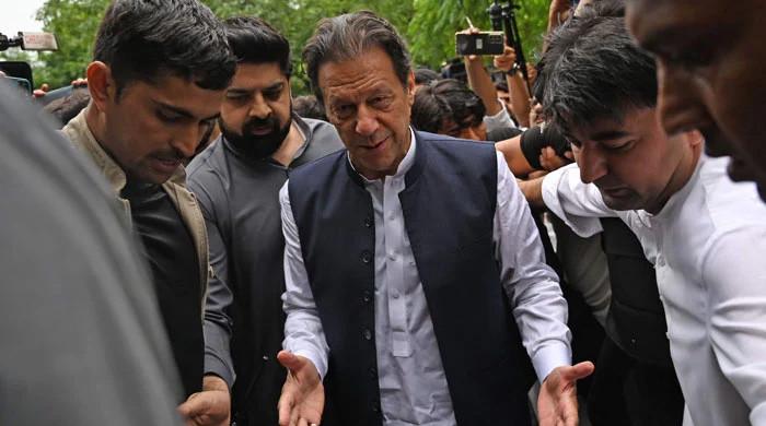 جیل میں بند عمران خان کہتے ہیں فوج سے بات چیت کے لیے تیار ہیں۔