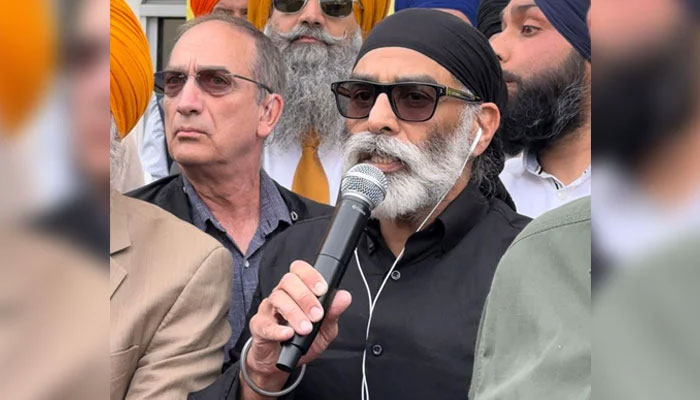 Pro-Khalistan Sikh leader and Sikhs For Justice (SFJ) General Counsel Gurpatwant Singh Pannun (centre) speaks during a protest rally. — Geo News/reporter/File