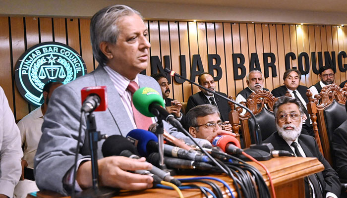 Law Minister, Azam Nazeer Tarar addressing the Cheque distribution ceremony at Punjab Bar Council on June 15, 2024.  — APP