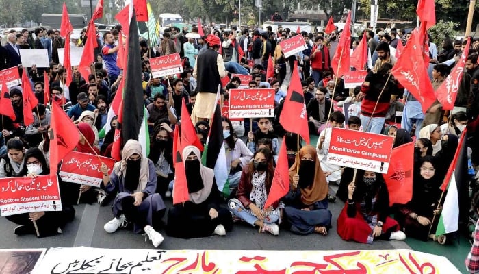 Members of a student organisation are holding protest demonstration for restoration of student unions, at Charing Cross in Lahore on November 24, 2023. —PPI